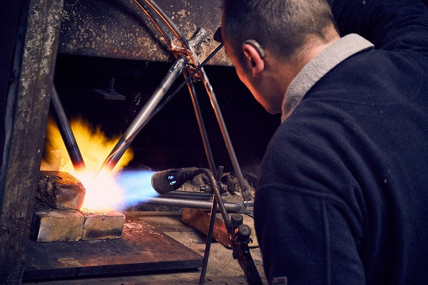 Achielle frame gesoldeerd met de hand door een medewerker van de Achielle fabriek