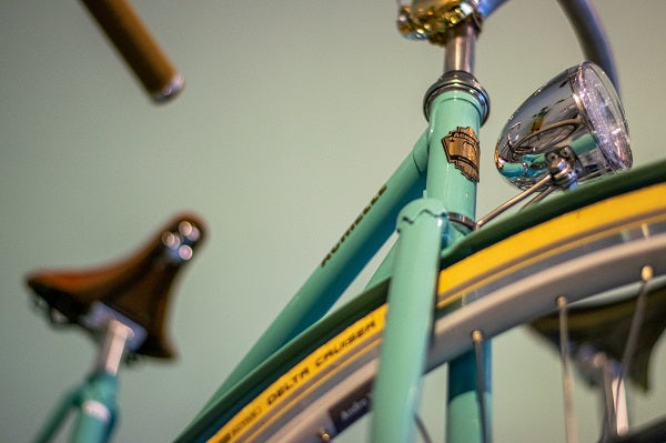 Achielle Saar in de kleur Turquoise. Koplamp en merk op balhoofdbuis mooi in beeld gebracht.