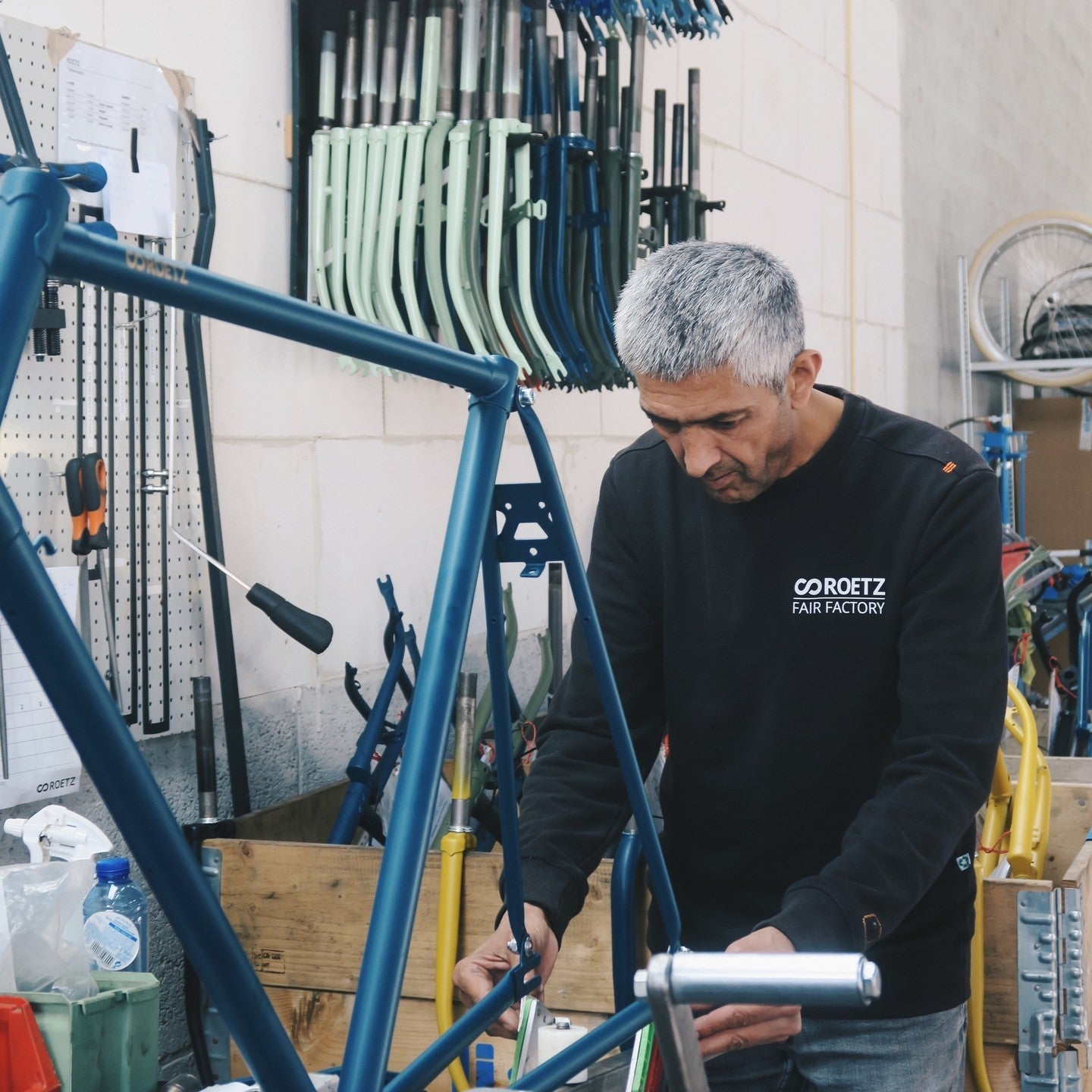 Medewerker van Roetz met een achterstand op de arbeidsmarkt in de Roetz Fair Factory in Amsterdam.