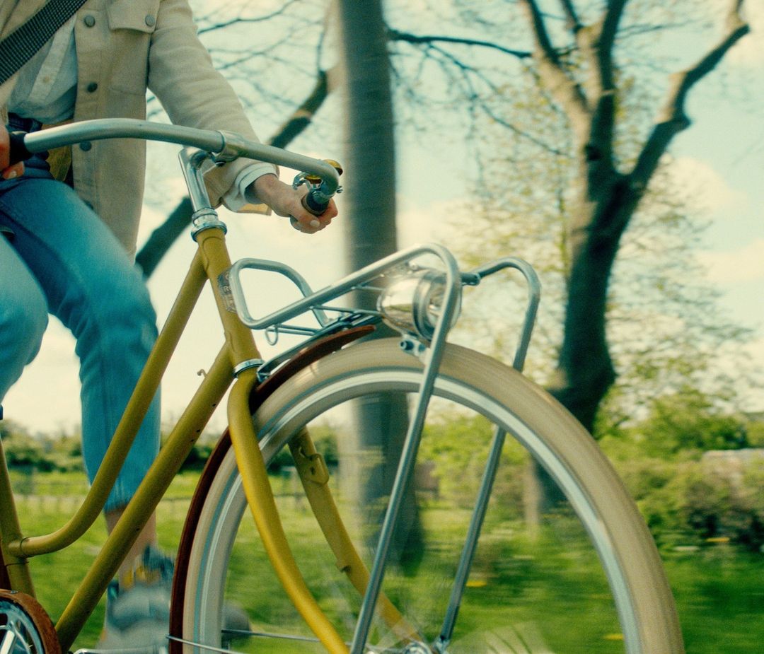 Voorkant van Roetz Vigour Ladies in kleur Matt Rebel Yellow met houten spatborden. Fietsend in de natuur.