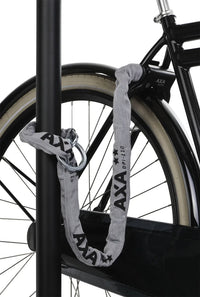 Op de fiets: AXA Solid Plus ringslot met insteekketting om een paal