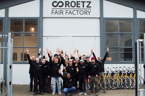 Foto van de medewerkers van Roetz Bikes voor de Roetz Fair Factory in Amsterdam.