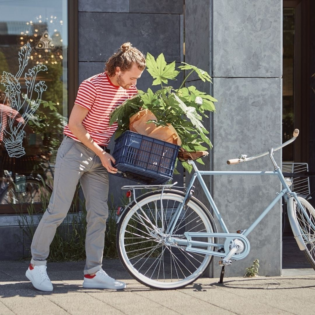 Roetz Road Men in de kleur Vintage blue met man die een kratje met planten op de achterdrager zet.