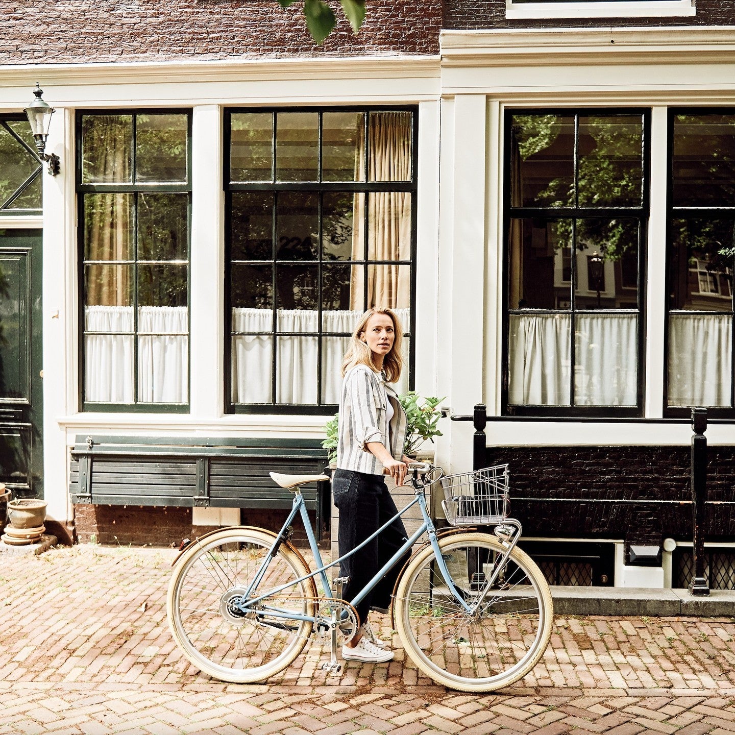 Roetz Vigour Ladies Elektrische fiets in de kleur Vintage Blue in typisch Nederlands straatje.