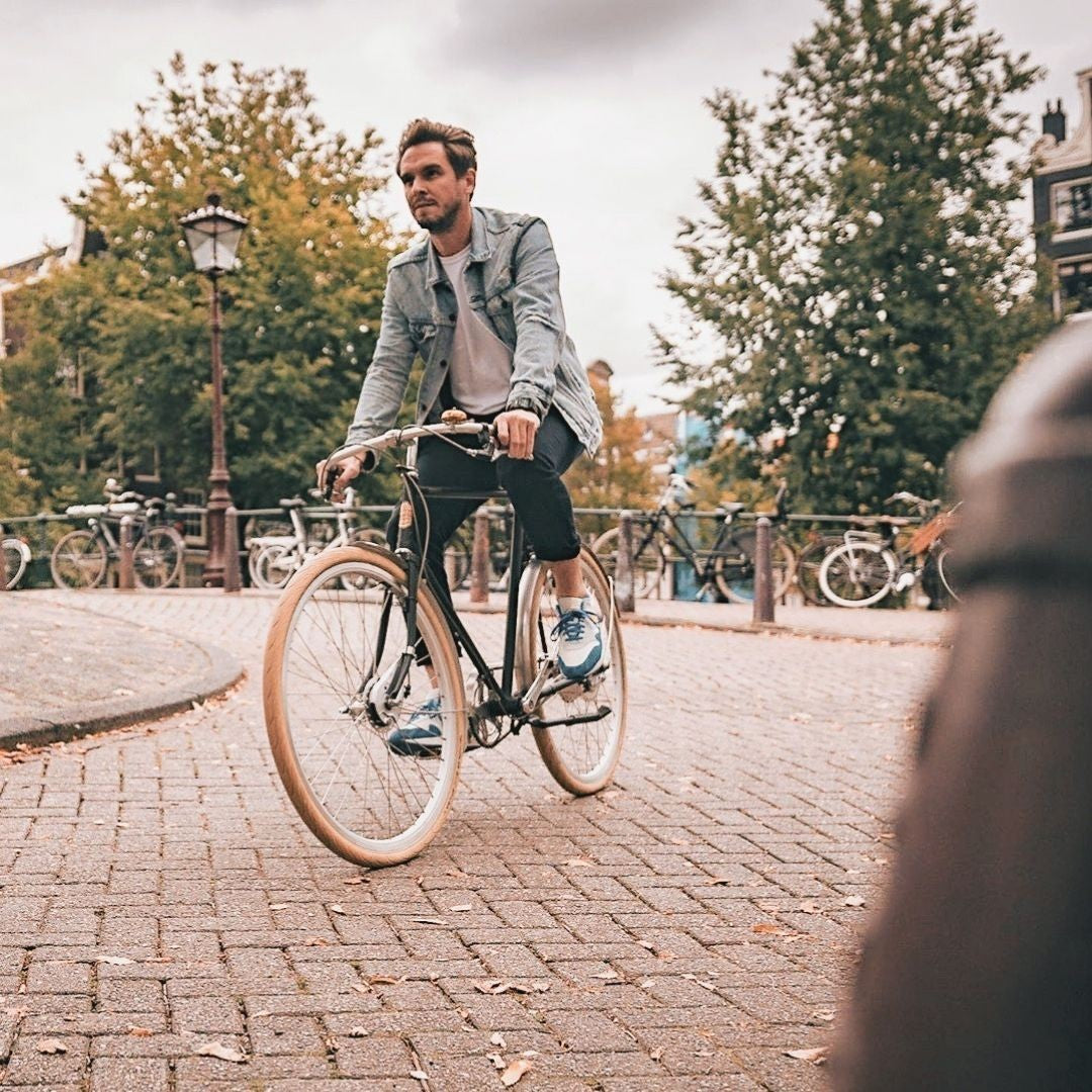 Man fietsend op een Roetz Vigour Men door de straten van Amsterdam