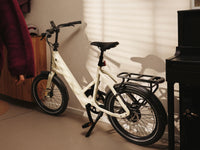 TENWAYS CGO Compact op de standaard in een gang thuis: een compacte e-bike die binnen past