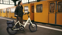 Vrouw met een TENWAYS CGO Compact op het perron, klaar om mee de trein in te nemen