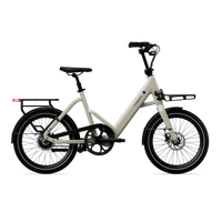 Op de fiets: TENWAYS CGO Compact in Sandstone Beige met de voordrager, van opzij