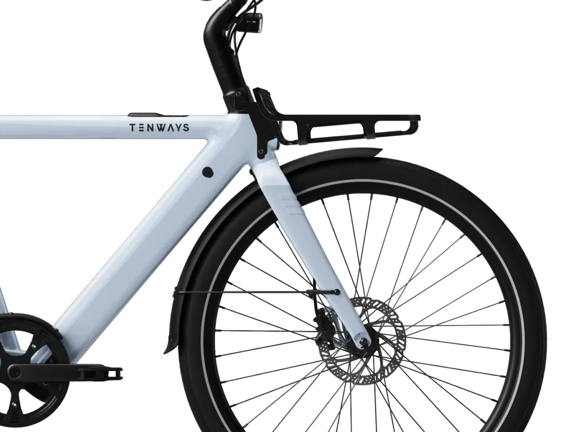 Op de fiets: TENWAYS voordrager op een CGO009 New Edition in Ice Blue, van dichtbij