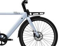 Op de fiets: TENWAYS voordrager op een CGO009 New Edition in Ice Blue, van dichtbij