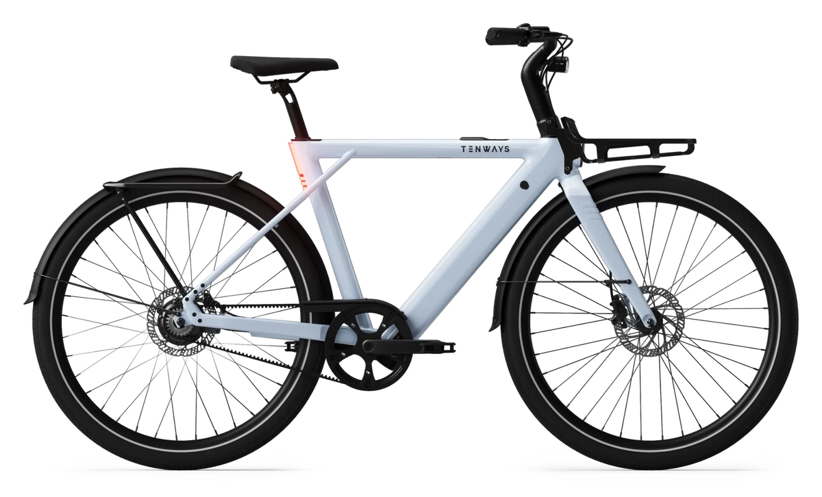 Op de fiets: TENWAYS CGO009 New Edition in Ice Blue met de voordrager, van opzij