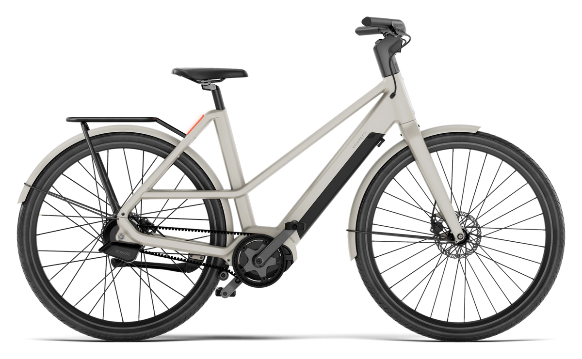 Op de fiets: VELORETTI Ivy Two in Dune met de achterdrager, van opzij