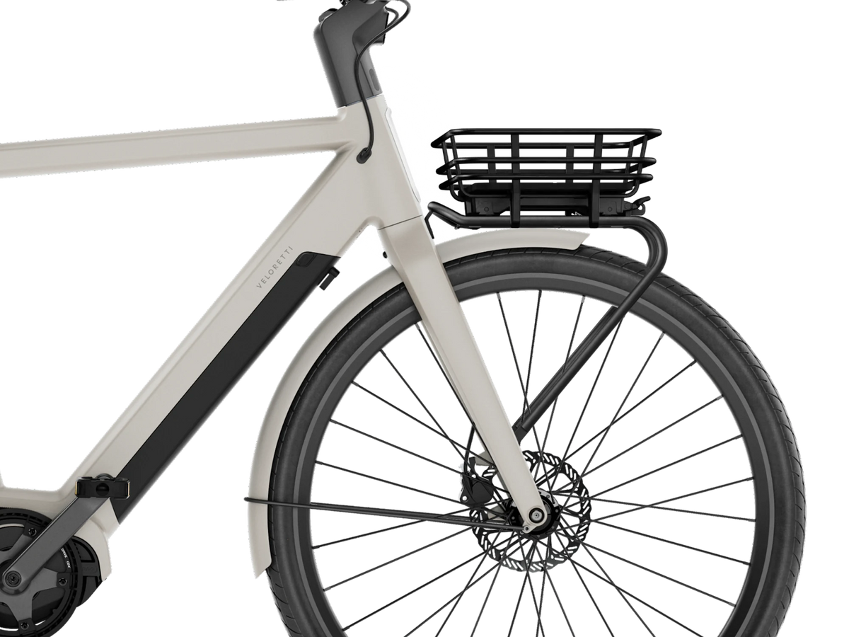 Op de fiets: VELORETTI Cargo Basket Two op de voordrager van een Ace Two, van dichtbij