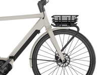 Op de fiets: VELORETTI Cargo Basket Two op de voordrager van een Ace Two, van dichtbij