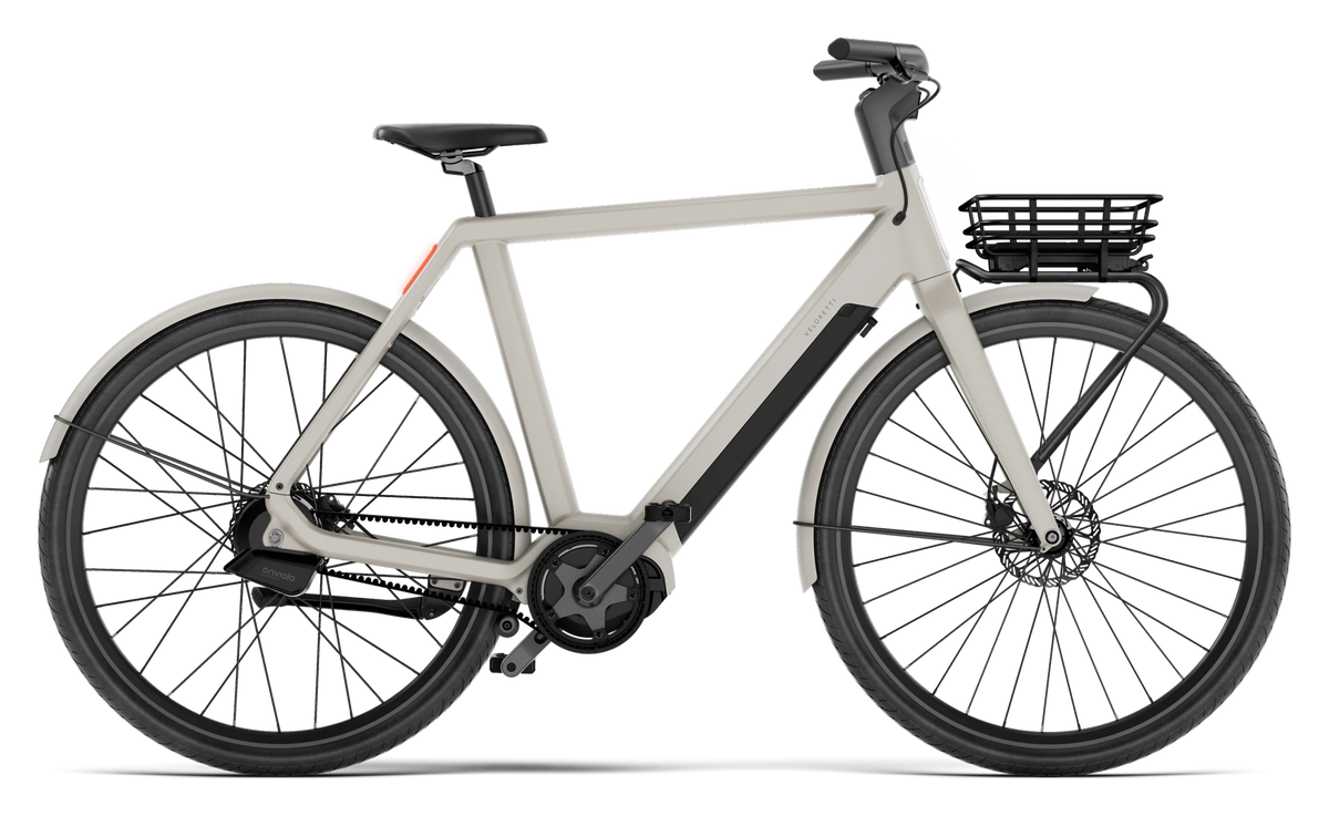 Op de fiets: VELORETTI Ace Two in Dune met voordrager en Cargo Basket Two, van opzij