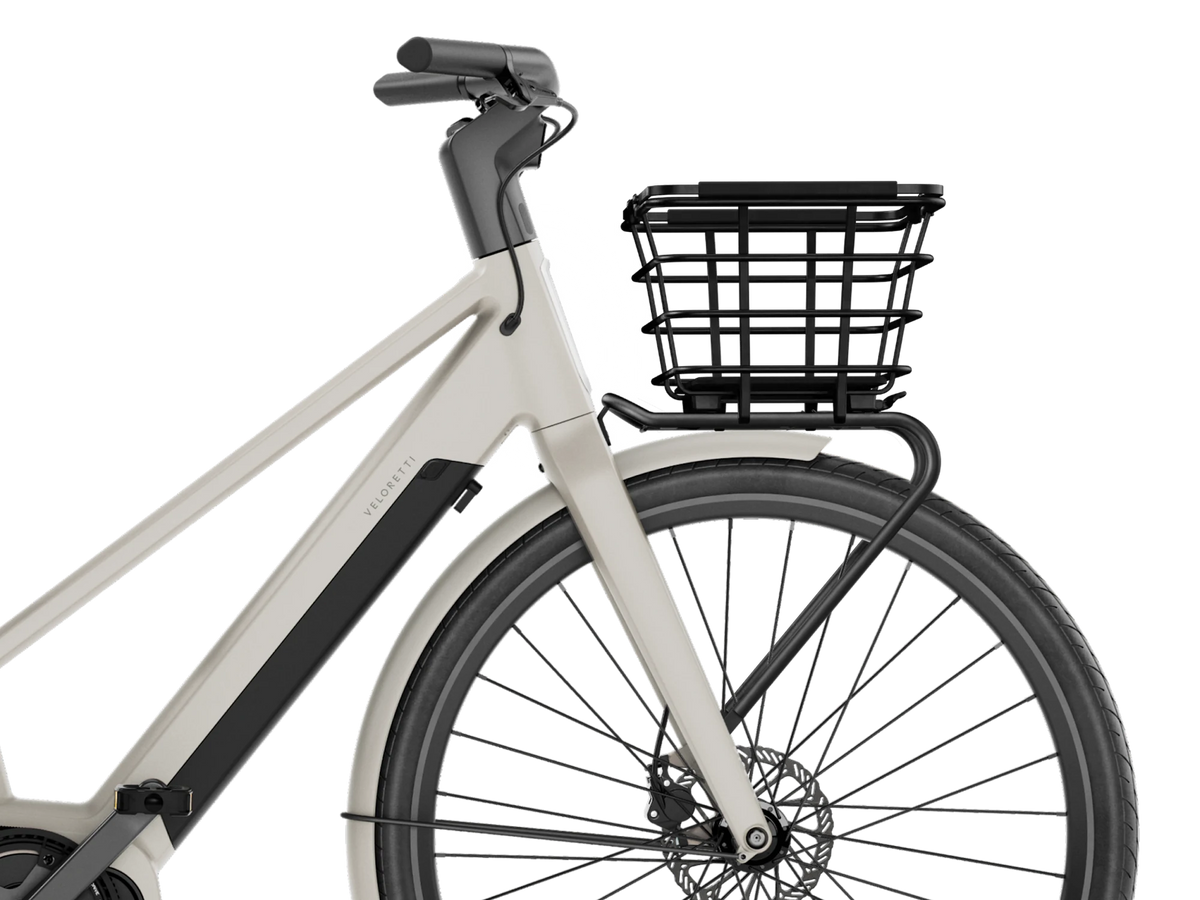 Op de fiets: VELORETTI Epic Basket Two op de voordrager van een Ivy Two, van dichtbij