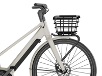 Op de fiets: VELORETTI Epic Basket Two op de voordrager van een Ivy Two, van dichtbij