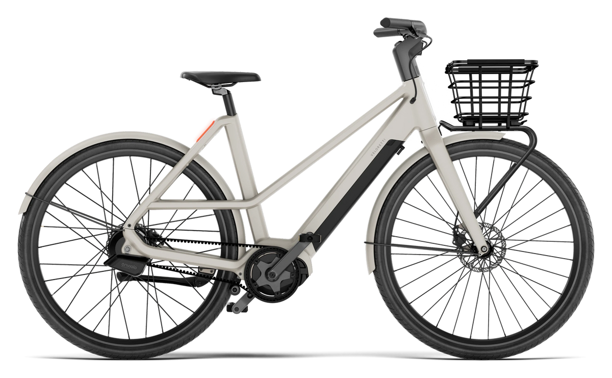 Op de fiets: VELORETTI Ivy Two in Dune met voordrager en Epic Basket Two, van opzij