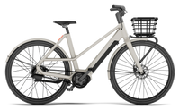 Op de fiets: VELORETTI Ivy Two in Dune met voordrager en Epic Basket Two, van opzij