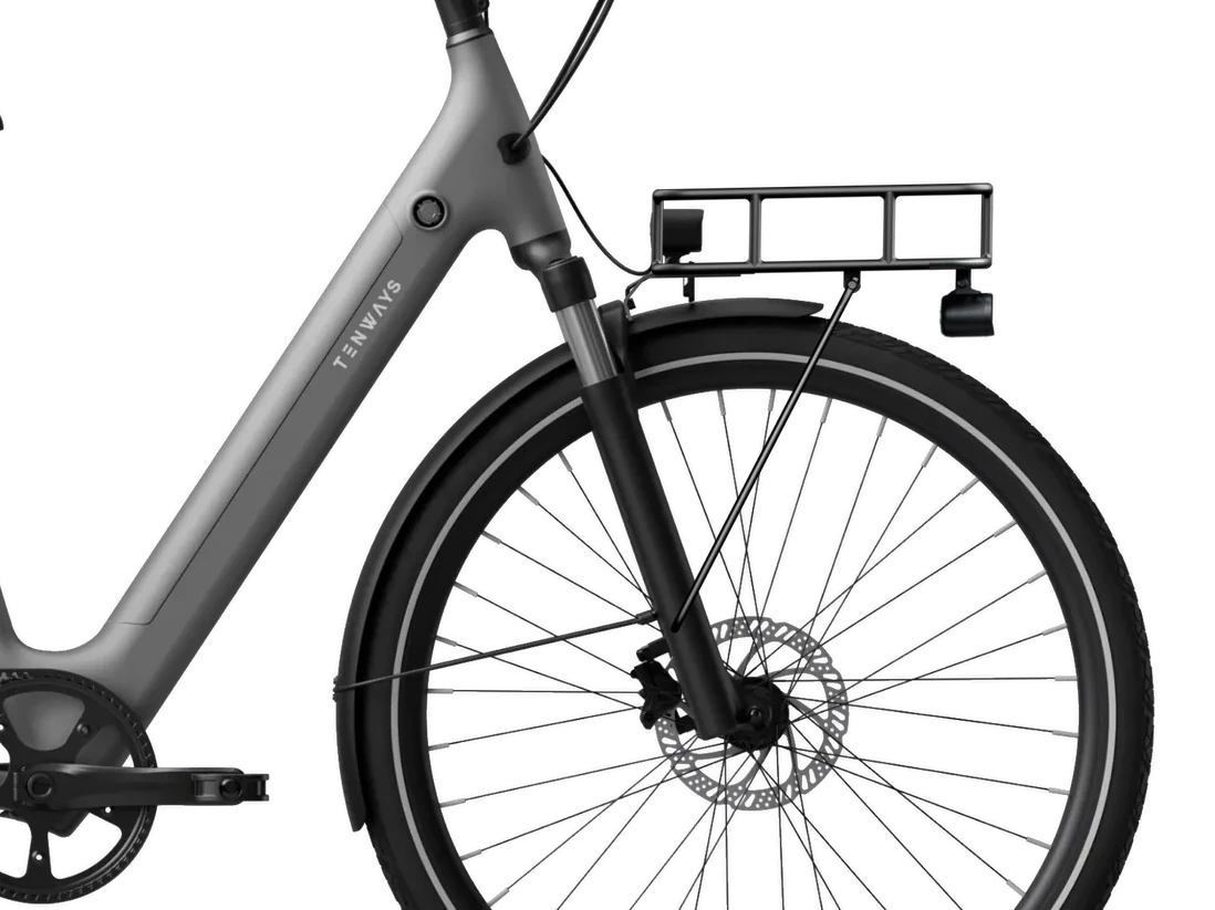 Op de fiets: TENWAYS voordrager op een CGO800S in Pebble Grey, van dichtbij