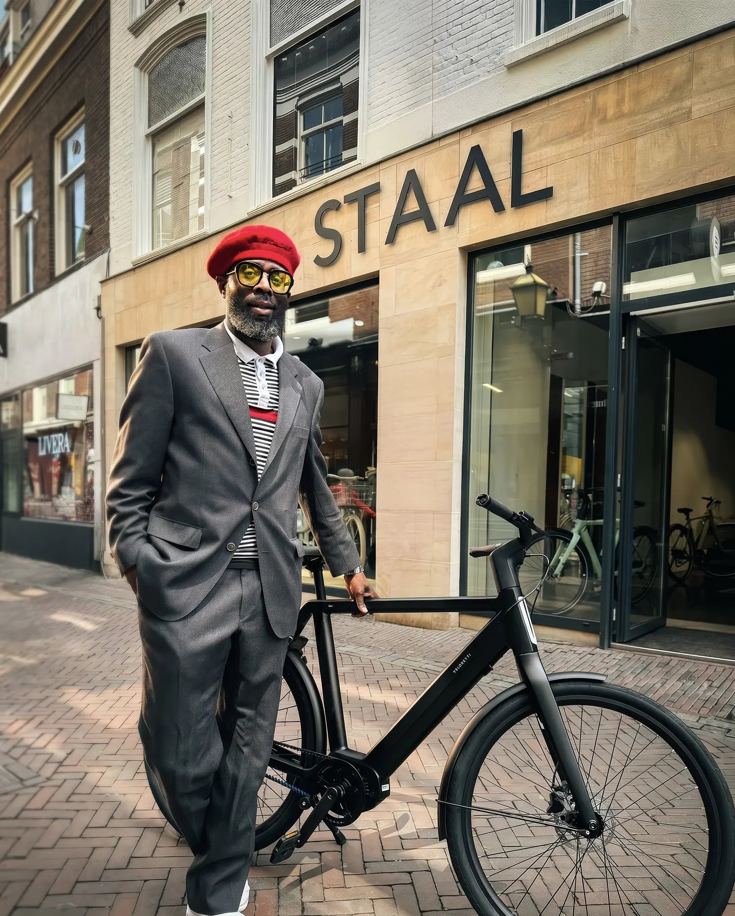 Voor de winkel van STAAL, met een zwarte VELORETTI e-bike
