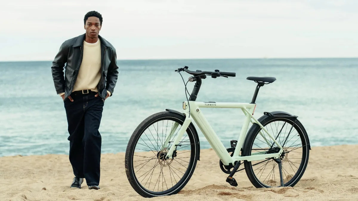 Een man met een TENWAYS CGO009 op het strand