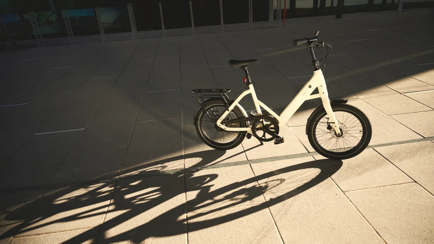 Een TENWAYS CGO Compact op de standaard in de zon, met lange schaduwen